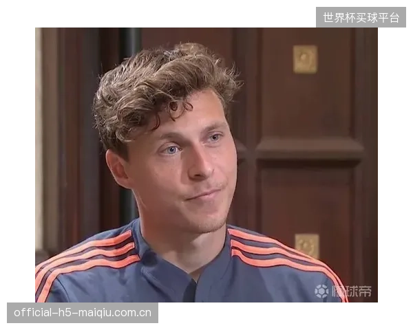林德洛夫经验丰富，其稳定的后场出球是新战术体系的起点。